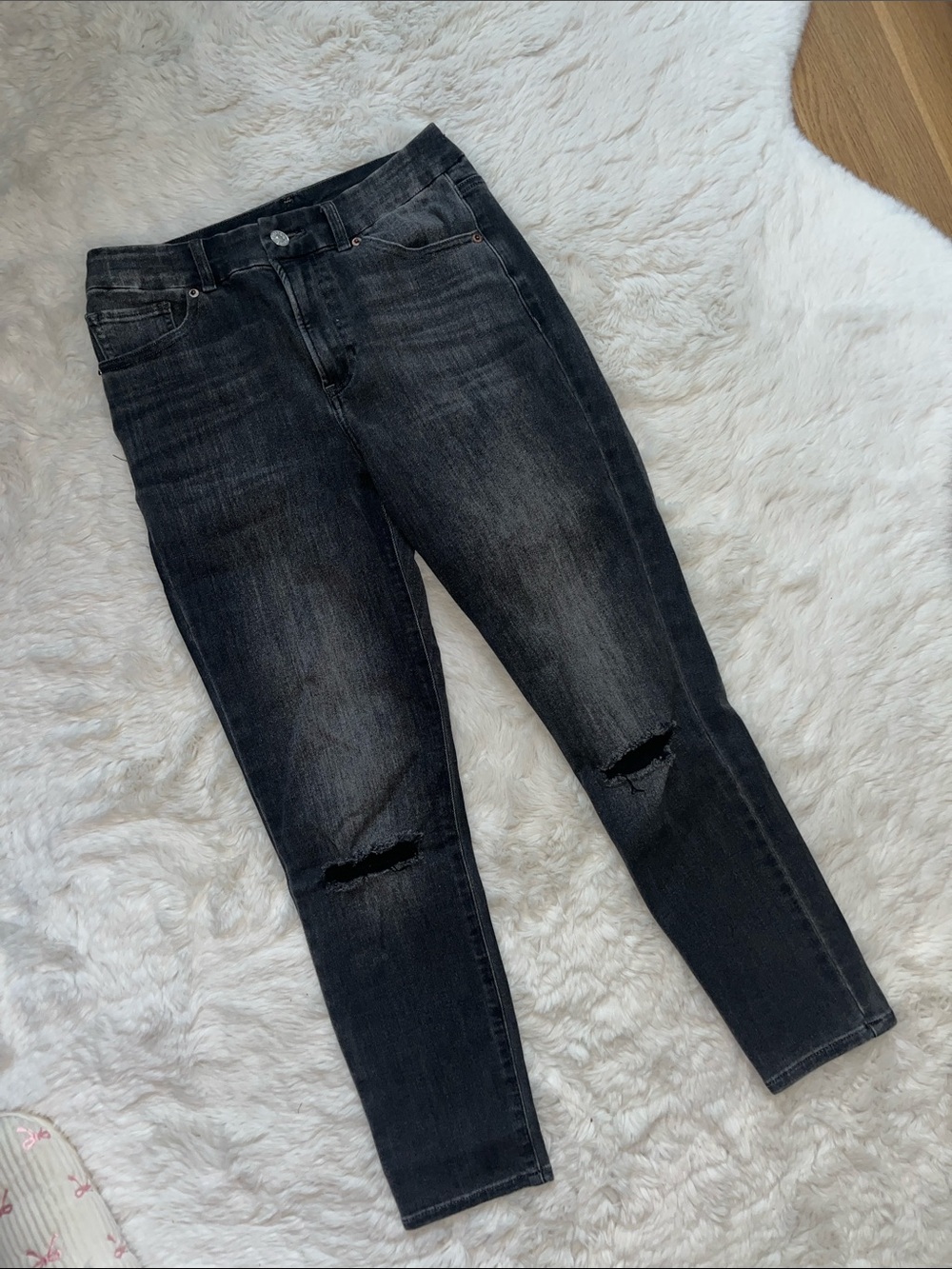 Express Women’s Black Washed Skinny Jeans with Knee Rips